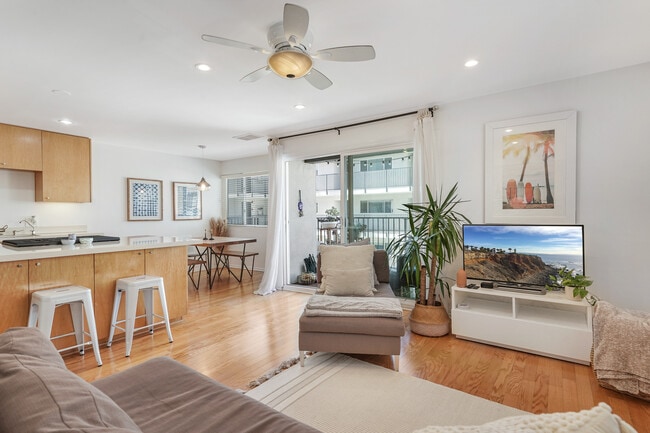 Living Room - 1720 Ardmore Ave Unit 111