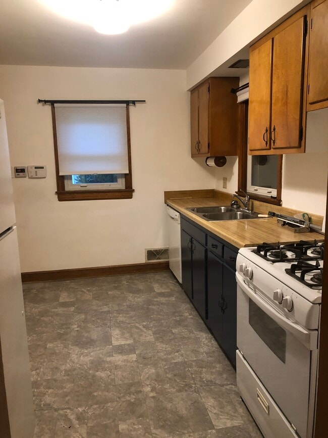 Kitchen - 2792 Colonial Ave SW