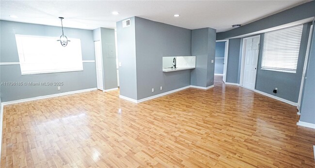 Photo - 465 SW 86th Ave Unidad 208 Rental