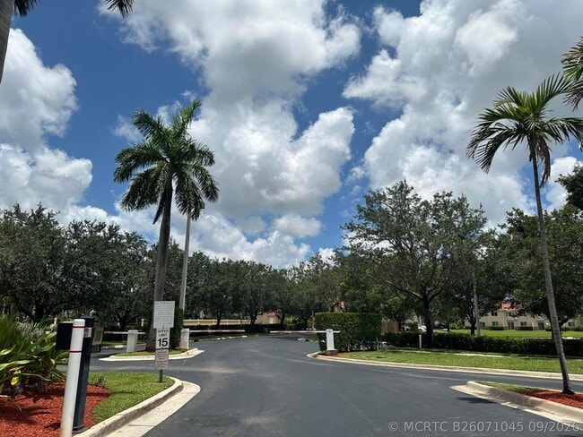 3474 Briar Bay Blvd Unidad 205