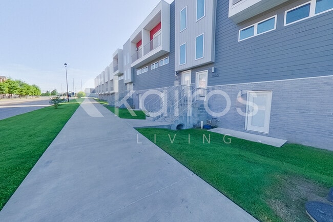 Photo - 1666 S Razorback Rd