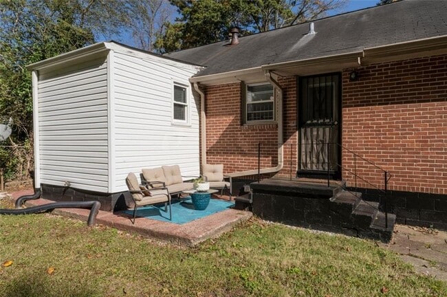 Photo - 547 Westmeath Dr SW