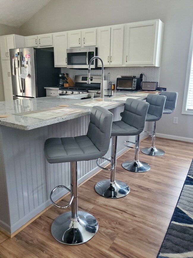 Photo - 401 Redwood Trail