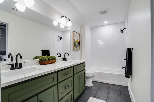 Photo - 319 S College Ave