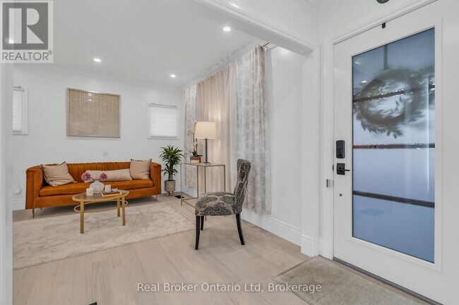 Photo - 445 Moore St