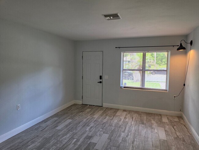 Photo - 2205 S Park Ave Unidad 1/2