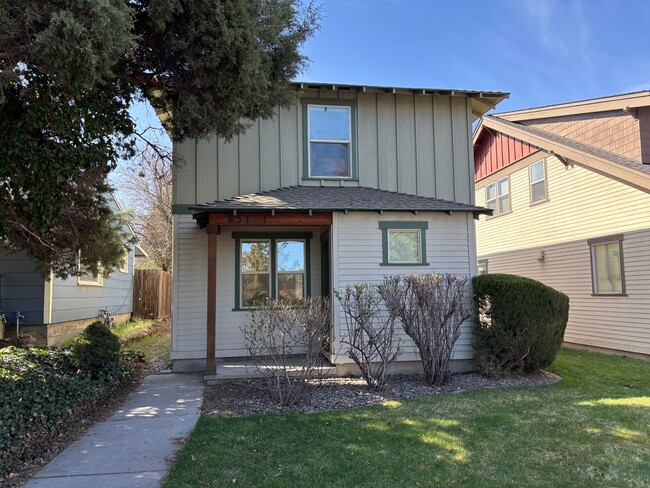 Building Photo - 437 NE Irving Ave Unit 1