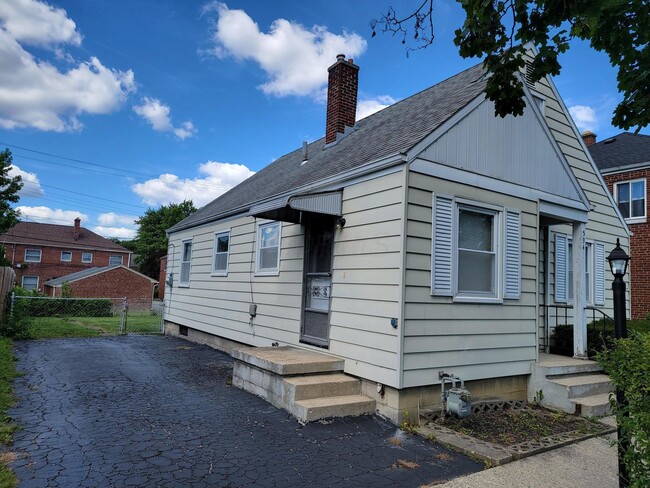 Photo - 594 Chatham Rd