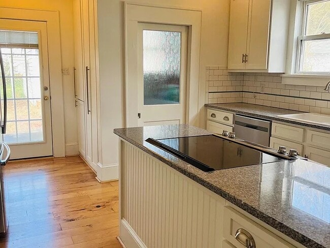 Building Photo - 2229 Rosewood Ave