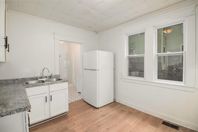 Photo - 811 Larned St