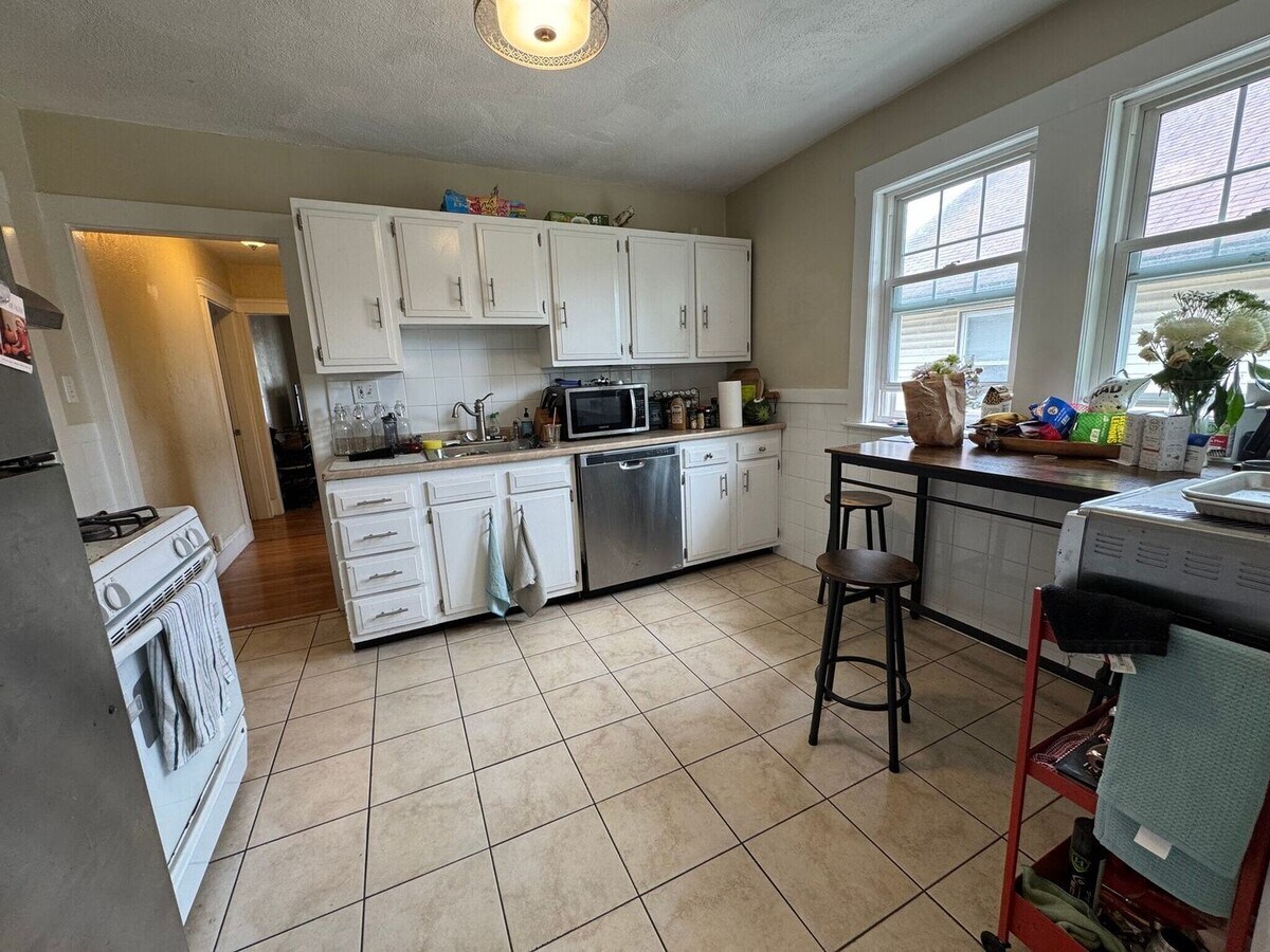 Photo - Bright and Spacious 3Bed Avail 8/1 or 9/1 ...
