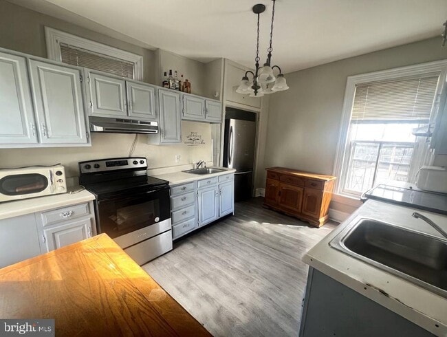 Photo - 535 E High St