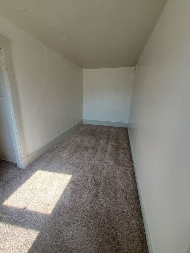 Photo - 1942 State St Unit 1942 1/2 Upper