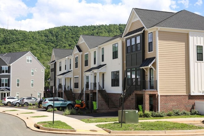 Building Photo - Dog-Friendly Galaxie Farm Townhome