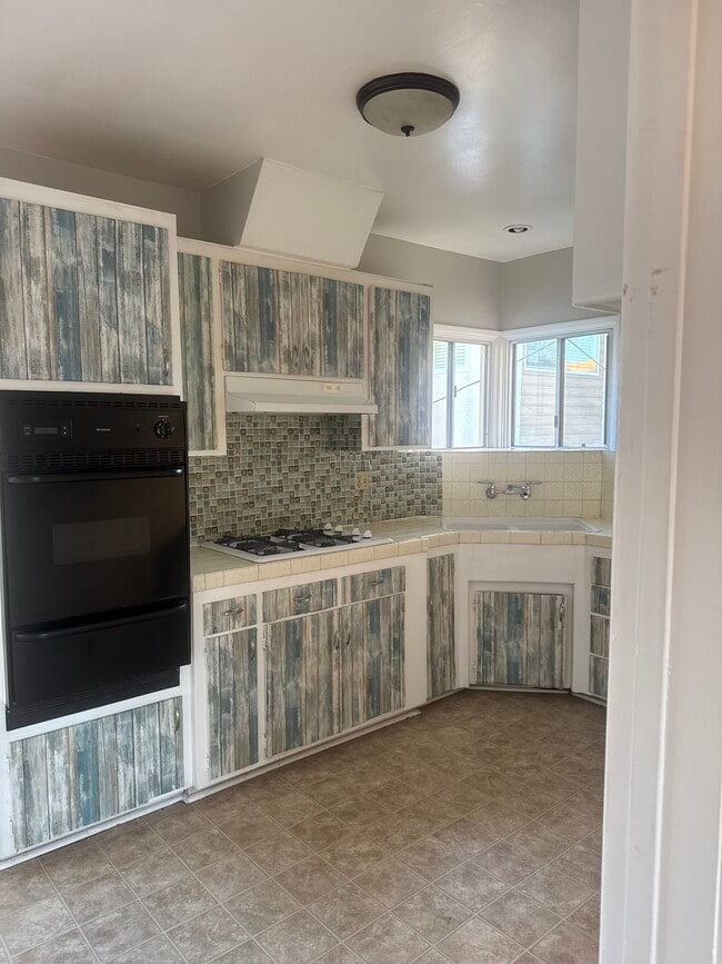 Building Photo - 1145 E Wilson Ave Unit 1