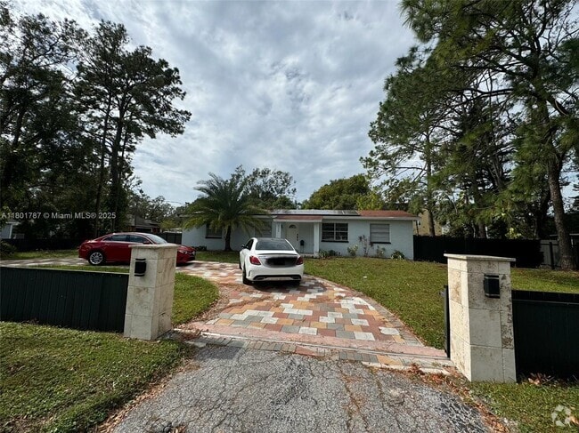 Building Photo - 6504 N Packwood Ave Rental