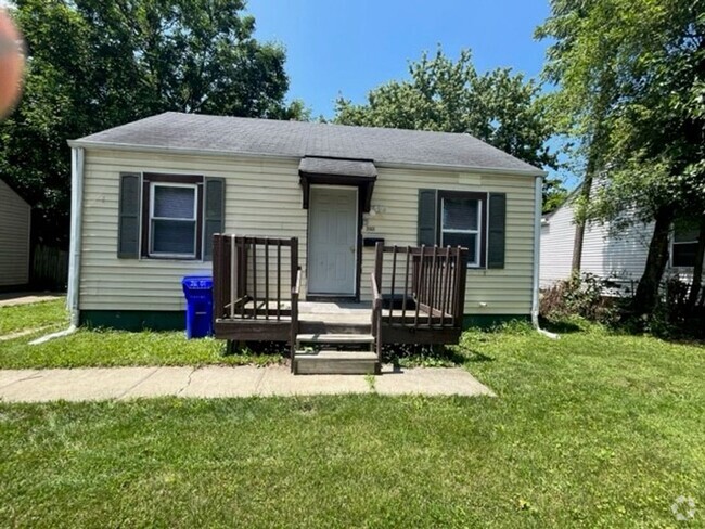 Building Photo - Three Bedroom One Bath Home off McGuffey!