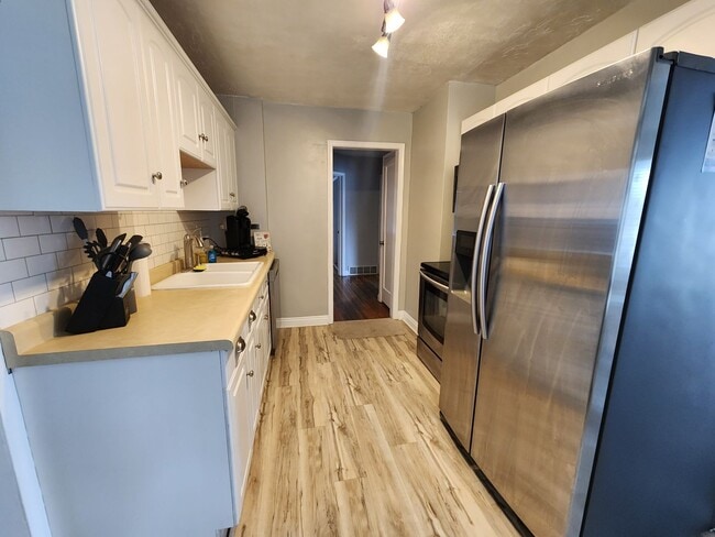 Photo - A Rental Home With MAD Curb Appeal!? YUP! 4 bd 2 bath Sugarhouse