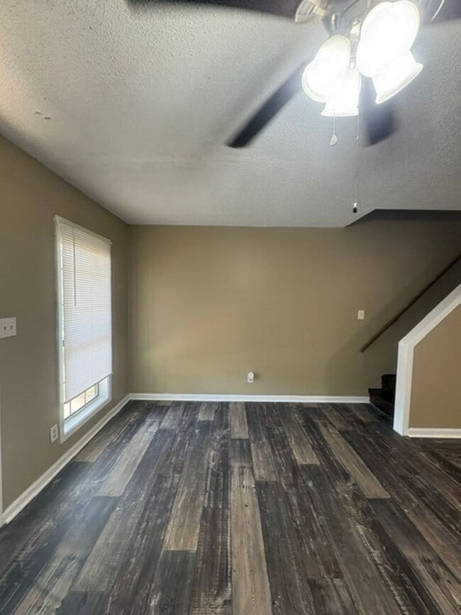Photo - 106 Money St