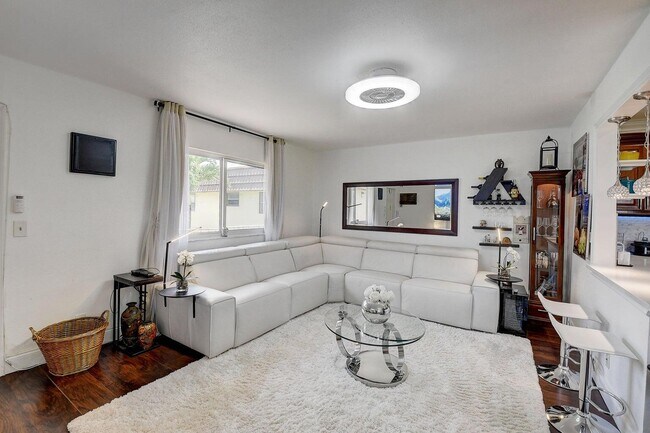 Photo - 123 Saxony Ln