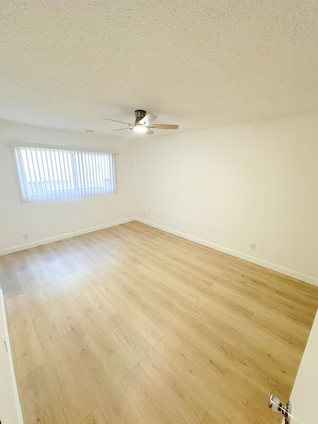 Photo - 3 PEAT - Huge, spacious, enormous - 2BD/2BA with parking. Chatsworth Adjacent! Unidad #3