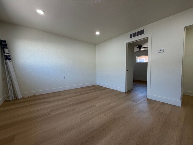 438 Perlite Way Unidad B