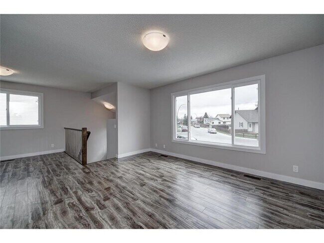 Photo - 116 Castlebrook Way NE