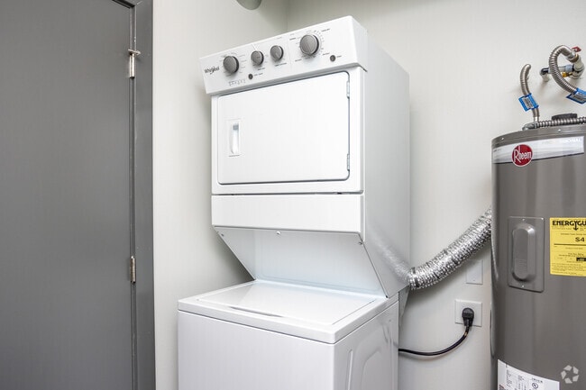 1BR, 1BA - 673 SF