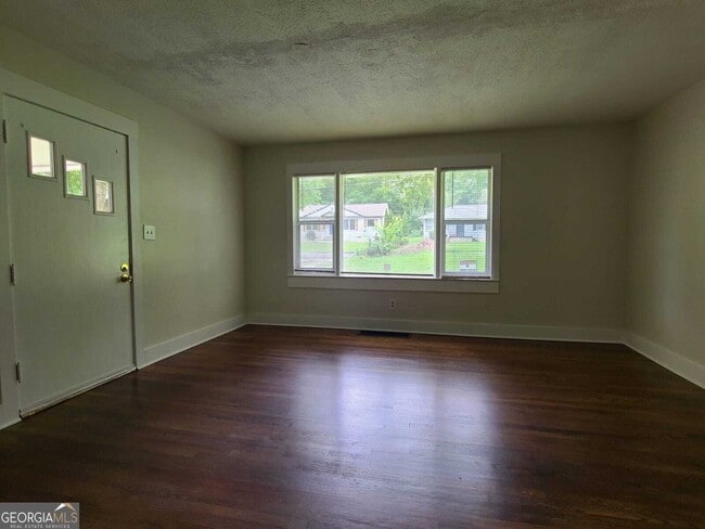 Photo - 1940 Meadow Ln