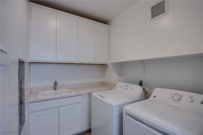 Building Photo - 2555 Hampton Rd Unit 11201