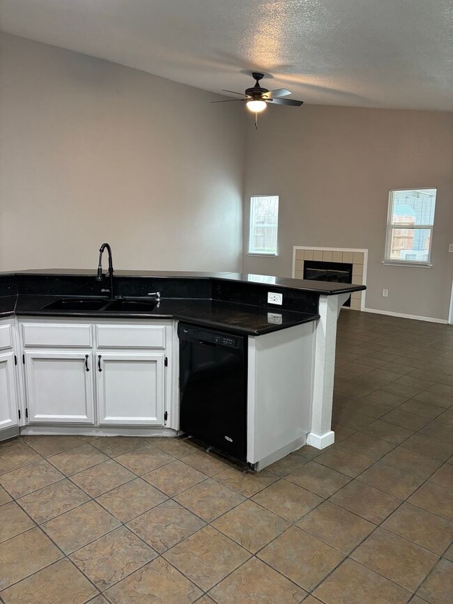 Photo - 3 B/D 2 BA HOME WITH AN OFFICE IN YUBA CITY AVAILABLE NOW!