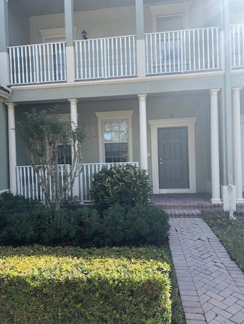 Building Photo - 211 E Thatch Palm Cir