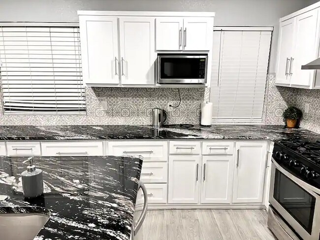 Photo - 3025 E Missouri Ave