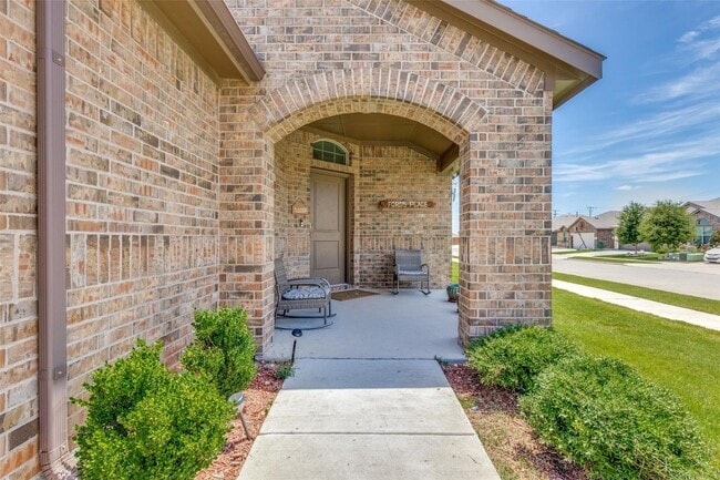 Building Photo - 5 Bedrooms, Corner Lot, Total Showstopper!