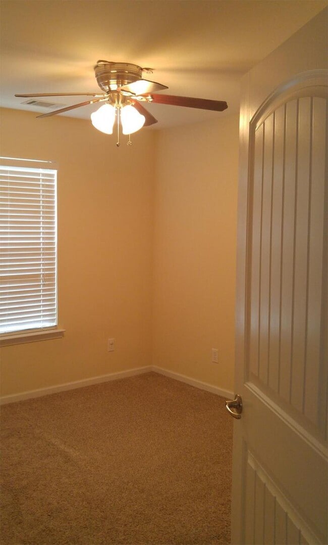 Photo - 34 Twin Oaks Pl