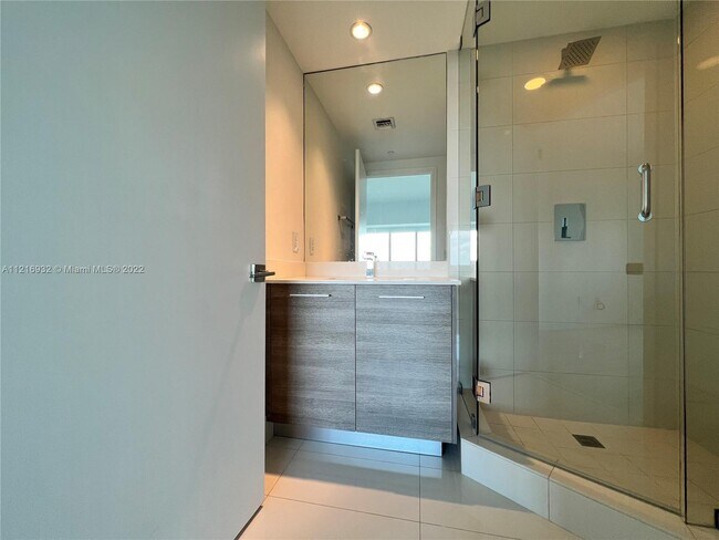 Photo - 650 NE 32nd St