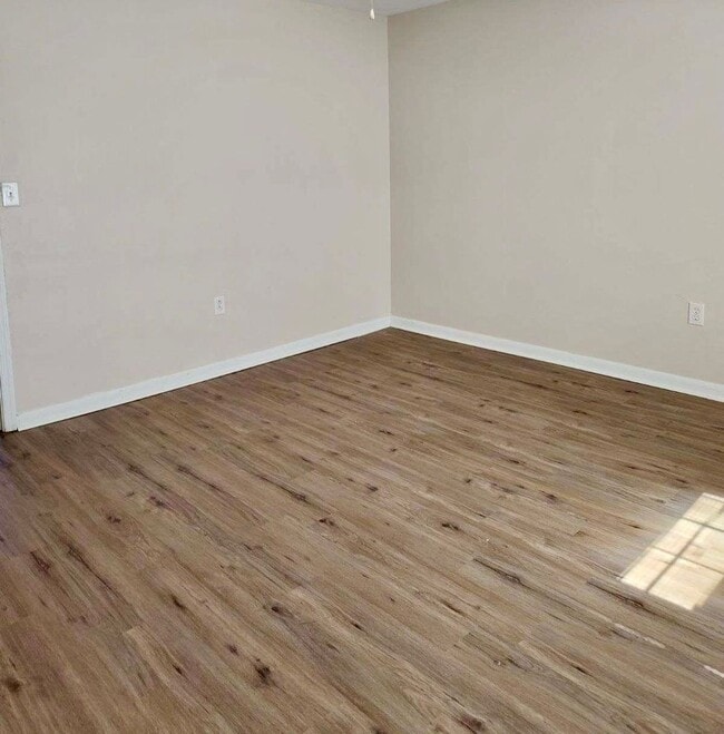 Photo - Available 3 Bedroom 1.5 bath Townhouse in Fredericksburg, Stafford County