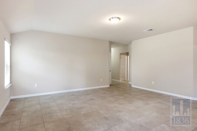 Photo - 821 Schefer St