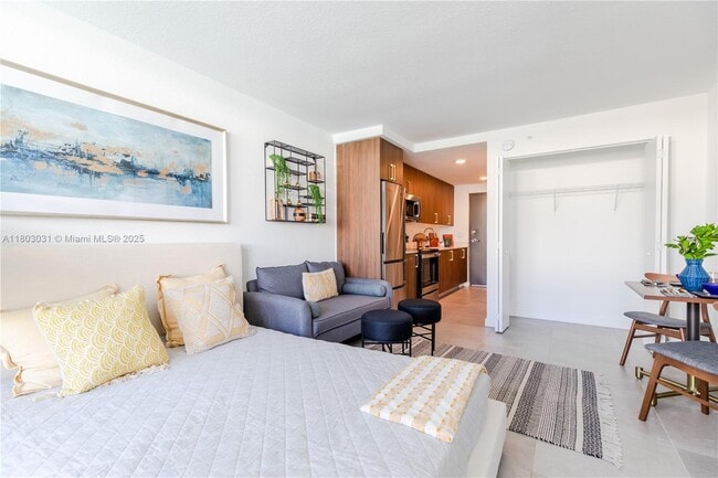 Photo - 1950 W 49th St Apartamento Unidad 432