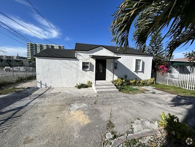 Building Photo - 3527 NW 34th St Unit FRONT Rental