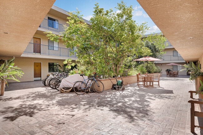 Courtyard - Corinth Ave. Apartments