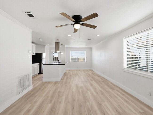 Photo - 1002 Mardi Gras Ln