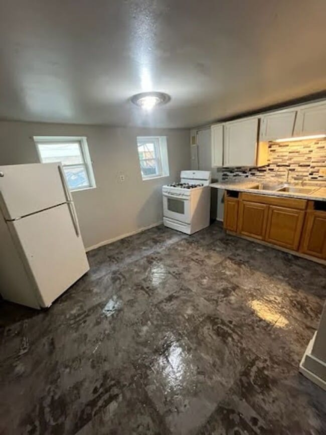 Building Photo - 1933 S 15th St Unit Lower