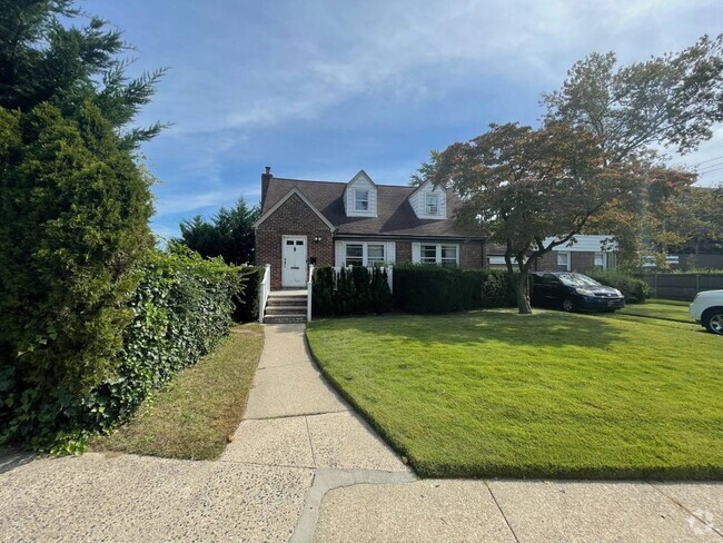 Building Photo - 2 Tudor Gate Rental