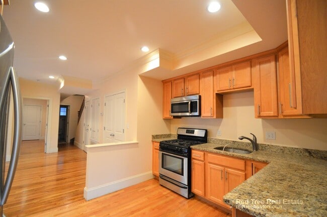 Building Photo - 25 Lothrop St Unit 2