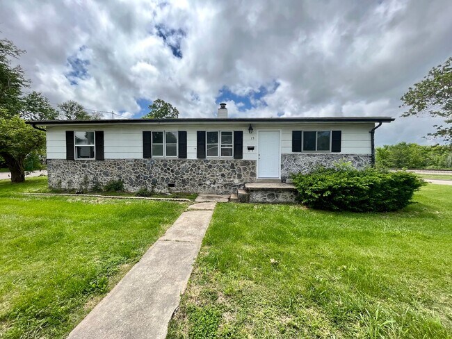 3 Bed | 1 Bath | Detached Garage - 3 Bed | 1 Bath | Detached Garage Casa