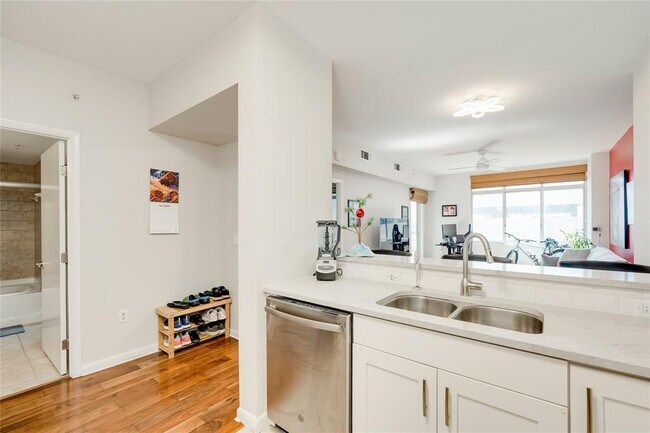 Photo - 54 Rainey St Unit 715