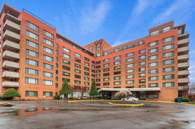 Building Photo - 1011 Arlington Blvd Unit 507