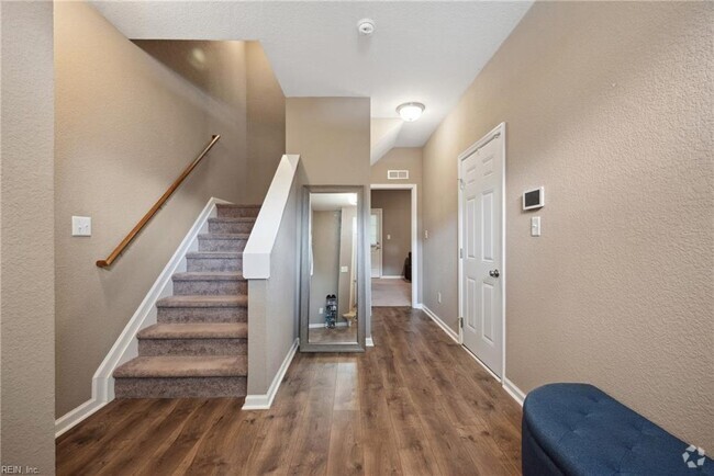 entry hallway leading to private room - 1104 Prosperity Ct Rental