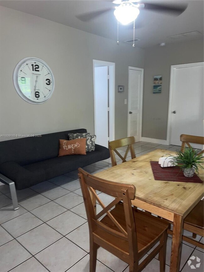 Building Photo - 2525 NW 33rd St Unit 2 Rental